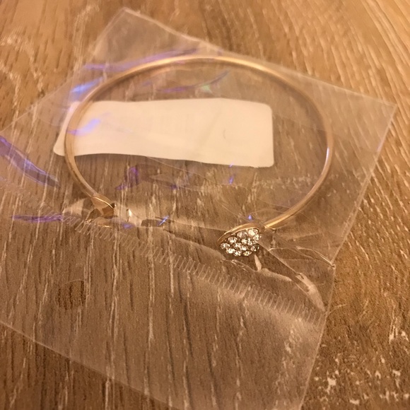 BNWOT Heart Bangle - Picture 1 of 2